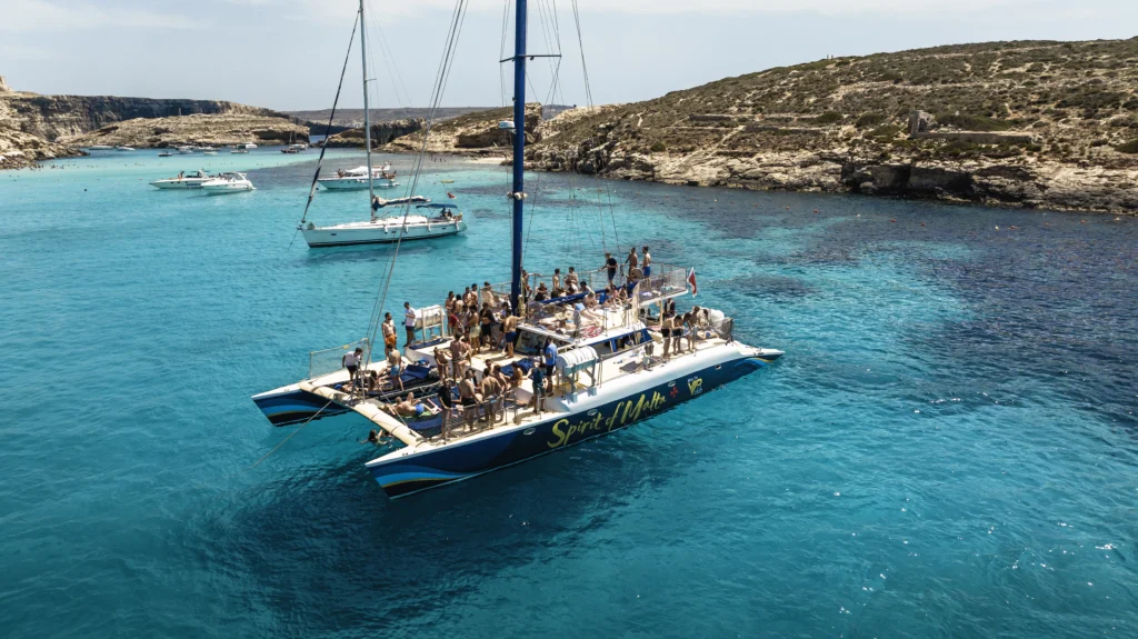 Spirit of Malta - Catamarán en la Blue Lagoon Comino con agua turquesa y acantilados rocosos