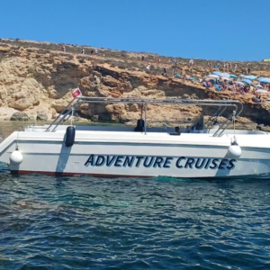 Patrón manejando un barco con grupo de amigos en la costa de Malta