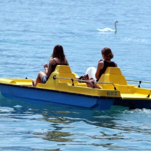Familia en hidropedal disfrutando de St. George’s Bay en Malta