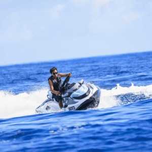 Persona acelerando sobre un jet ski en mar abierto en Malta