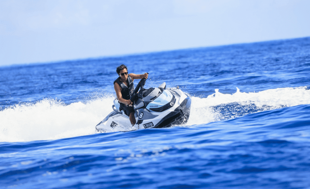 Persona acelerando sobre un jet ski en mar abierto en Malta
