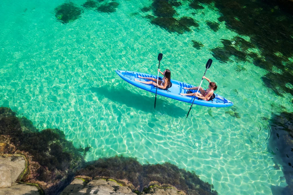 Dos personas remando en kayak junto a los acantilados de Malta