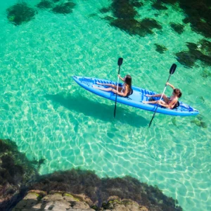 Dos personas remando en kayak junto a los acantilados de Malta