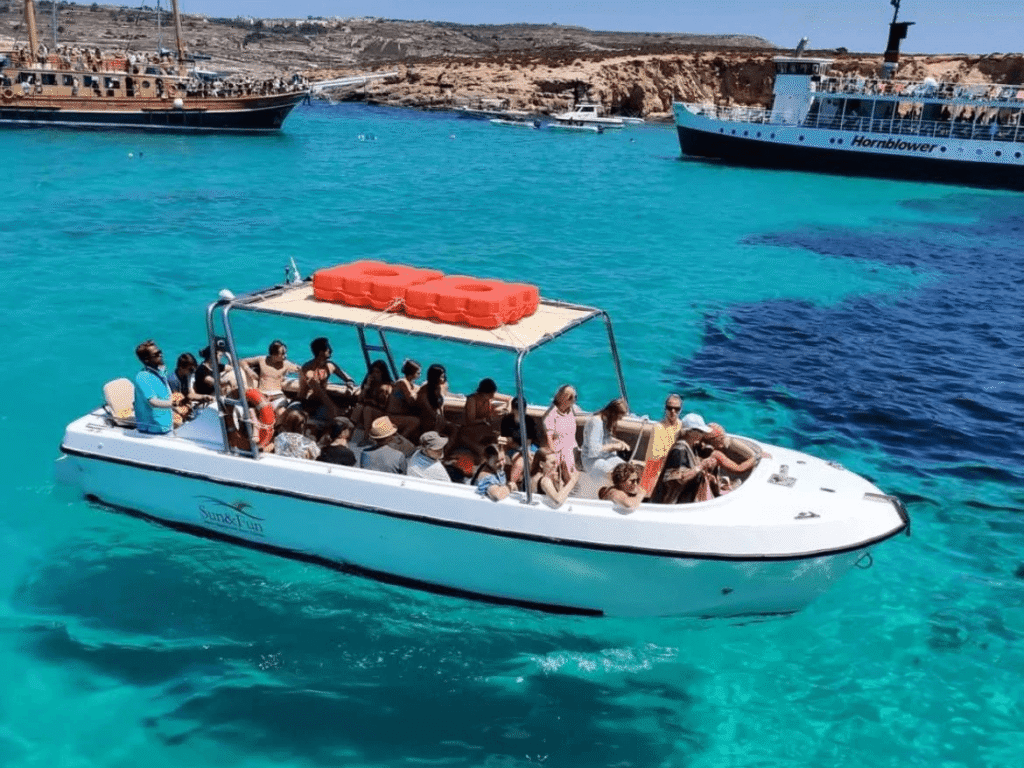 Lancha rápida acercándose a la Blue Lagoon de Comino con aguas turquesas en Malta