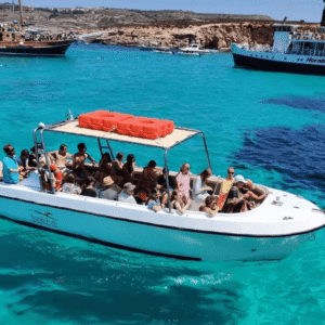 Lancha rápida acercándose a la Blue Lagoon de Comino con aguas turquesas en Malta