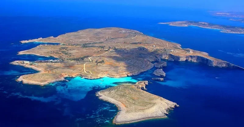 Vista de la Laguna Azul de Comino, Malta, con aguas turquesas y costa rocosa