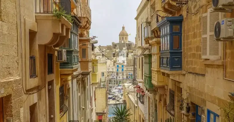 Calles históricas de La Valeta con edificios tradicionales y arquitectura maltesa