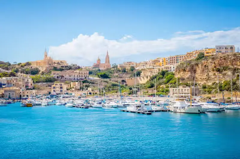 Paisajes costeros y pueblos de Gozo durante una excursión de un día.