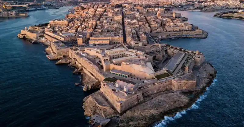 Fort St Elmo junto al mar en La Valeta, Malta