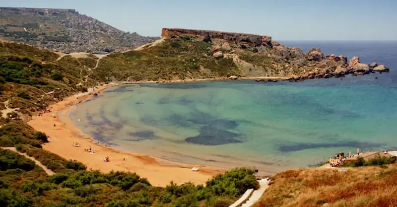 Bahía de Għajn Tuffieħa rodeada de colinas en la costa noroeste de Malta.