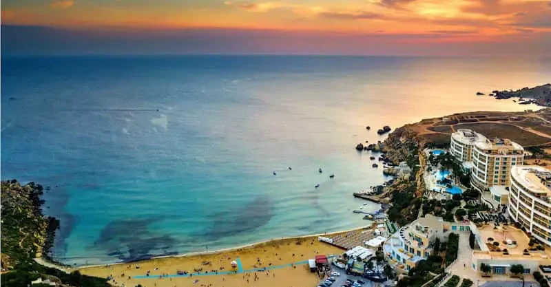 Playa de Golden Bay con arena dorada y colinas en la costa noroeste de Malta.