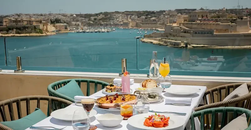 Restaurante ION Harbour en Malta con vistas al Grand Harbour