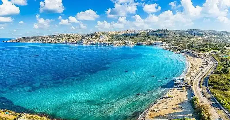 Playa de arena de Mellieħa Bay, también conocida como Għadira Bay, en Malta.