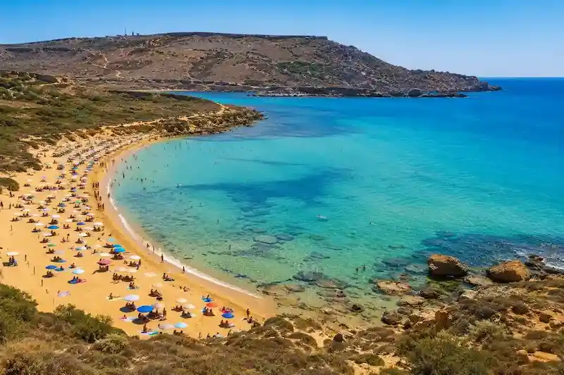 Playa y paisaje costero de Malta
