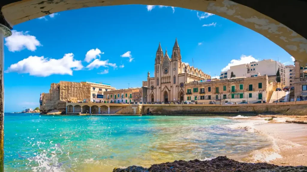 Vista panorámica de Malta con edificios históricos y el mar