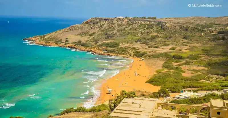 Playa de arena rojiza de Ramla Bay, en la isla de Gozo.