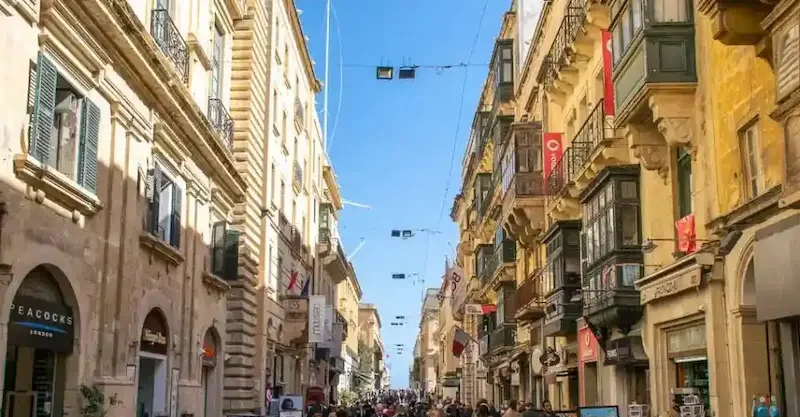Republic Street, calle comercial e histórica de La Valeta, Malta