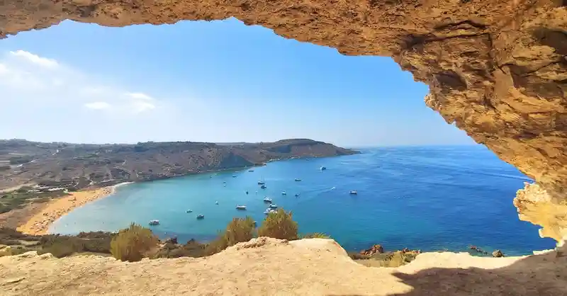 Formación rocosa famosa con vistas al mar en Gozo, Malta