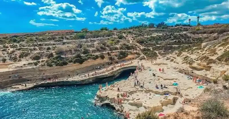 Piscina natural de St Peter’s Pool entre las rocas de Malta.